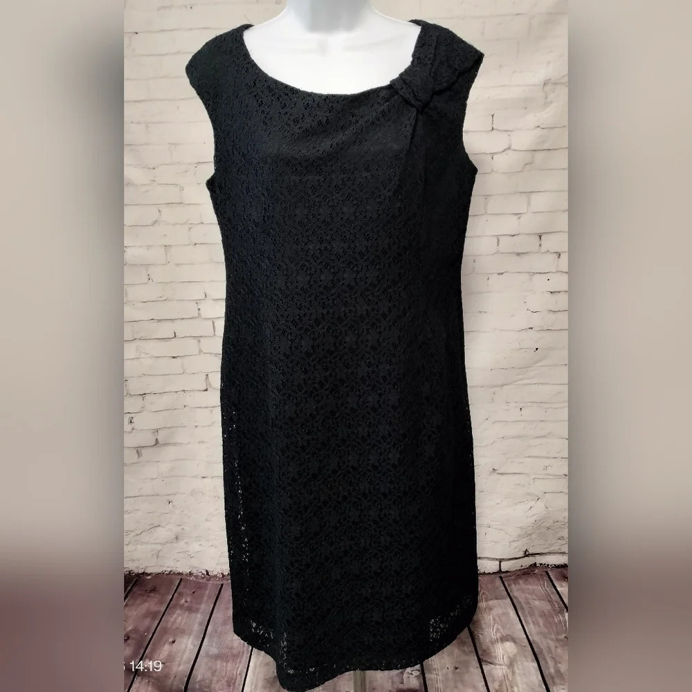 Jones Wear Dress Lace Overlay Lined size 12 Sleeveless Business Wear Dress Black